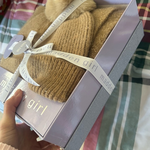 Girls madden girl 2-Piece Tinsel Weave Oblong Scarf & Pom Pom Beanie Set - Picture 3 of 4